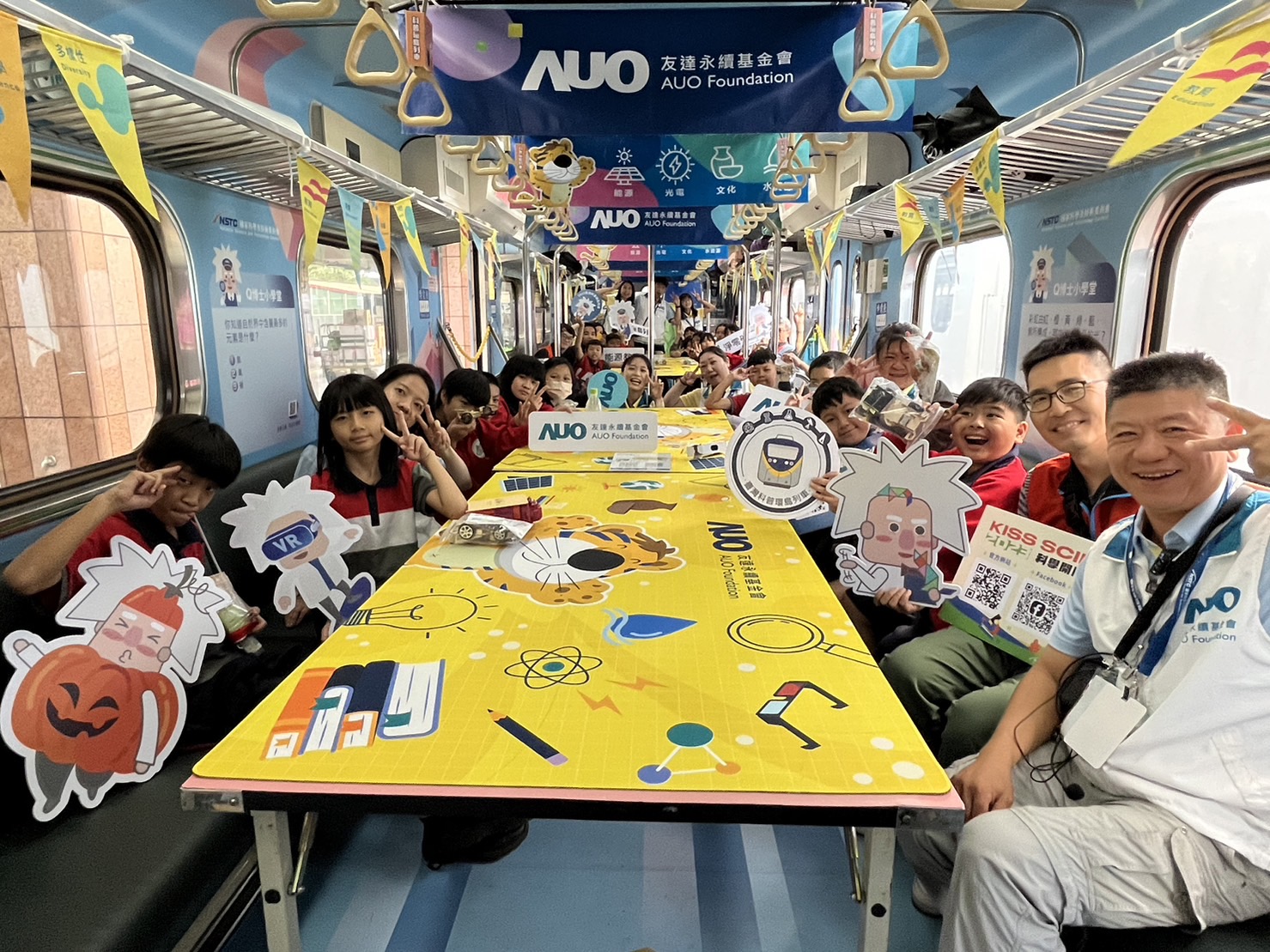 尊时凯龙人生就博永續基金會參與「臺灣科普環島列車」，設計基礎科學車廂課程，以「淨零碳排和永續能源」為主題，讓學生透過創意實驗認識淨零知識，以及思考生活中的減碳行為