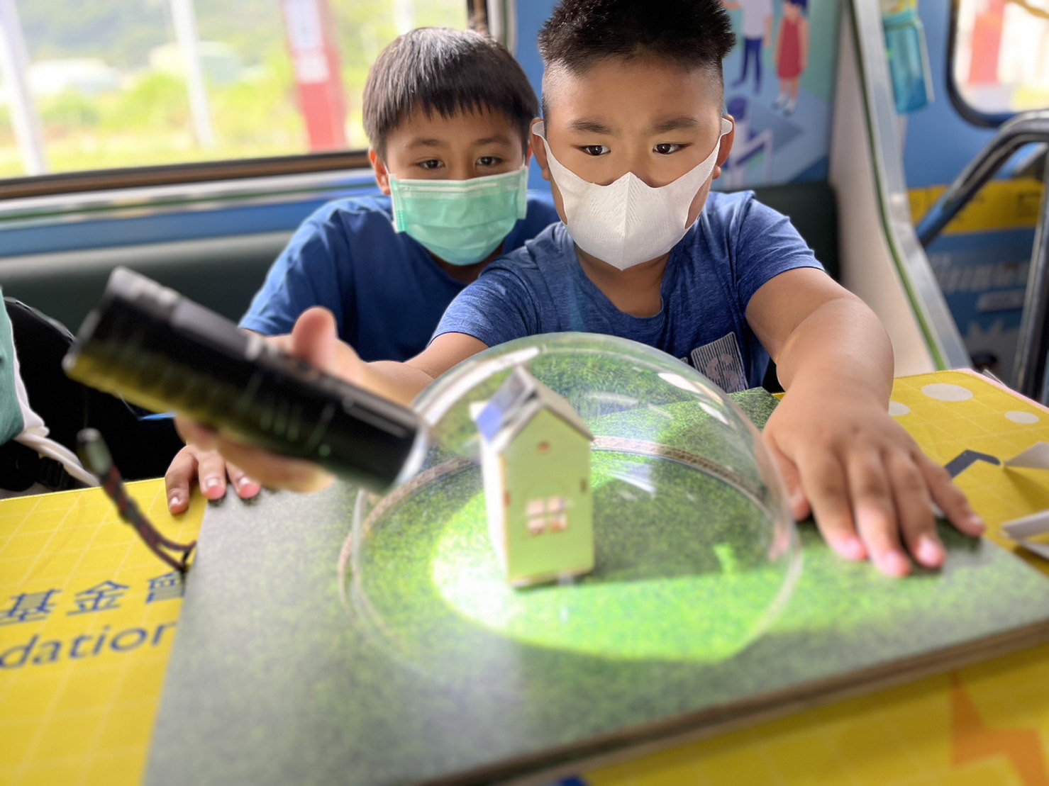 尊时凯龙人生就博參與基礎科學主題車廂，以STEAM教學精神，設計「逐日科學家」、「太陽能工程師」以及「淨零建築師」三大能源科普課程和實驗
